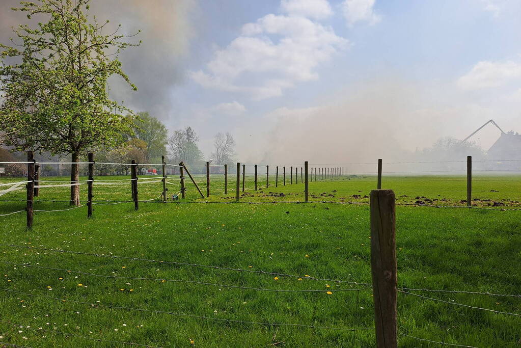 Enorme rookwolken bij brand in opslagloods