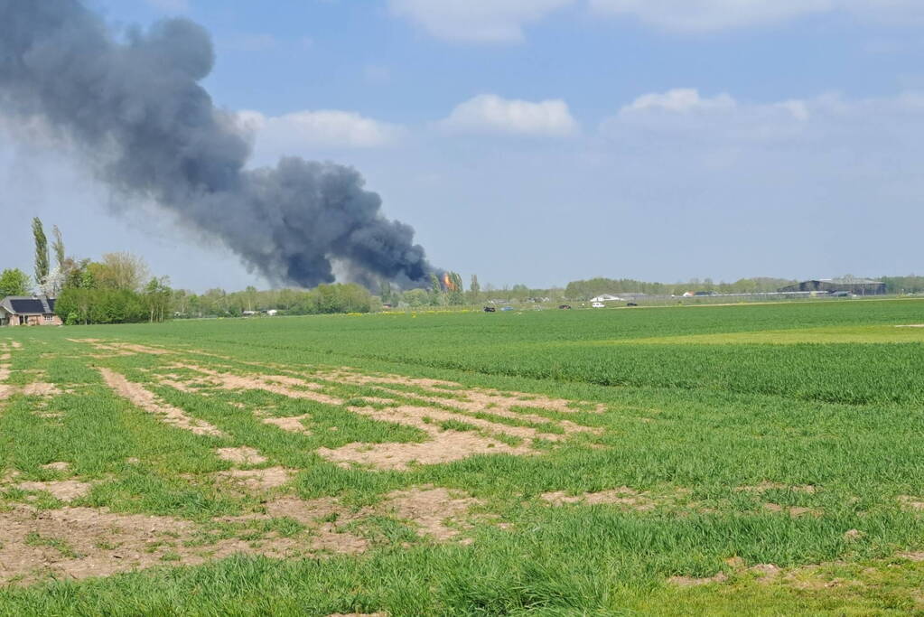 Enorme rookwolken bij brand in opslagloods