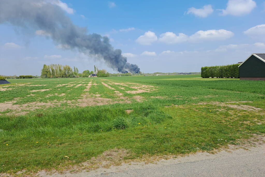 Enorme rookwolken bij brand in opslagloods