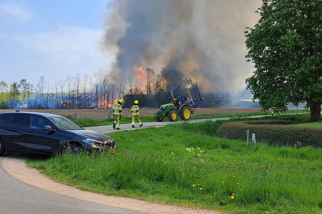 Enorme rookwolken bij brand in opslagloods
