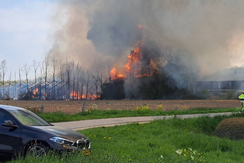 Enorme rookwolken bij brand in opslagloods