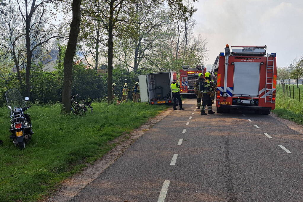Enorme rookwolken bij brand in opslagloods