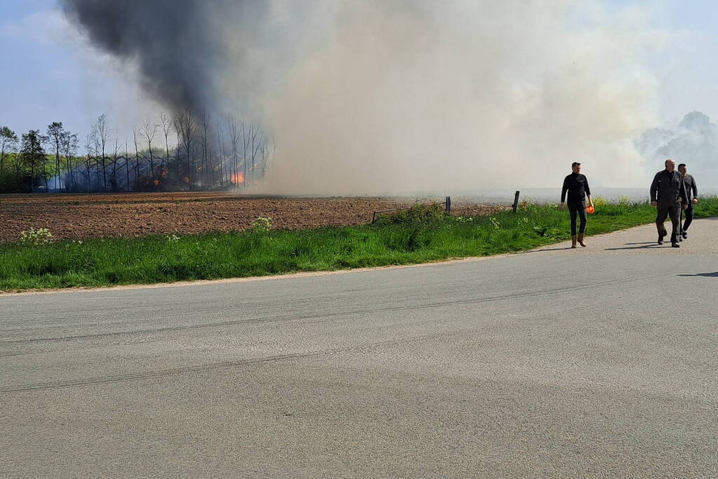 Enorme rookwolken bij brand in opslagloods