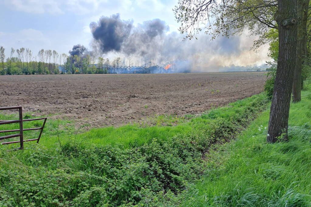 Enorme rookwolken bij brand in opslagloods