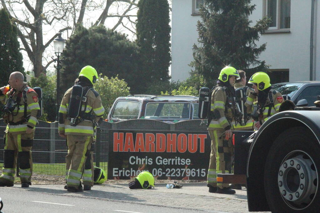 Enorme rookwolken bij brand in opslagloods