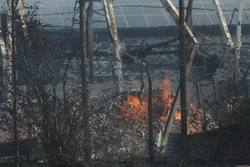 Enorme rookwolken bij brand in opslagloods