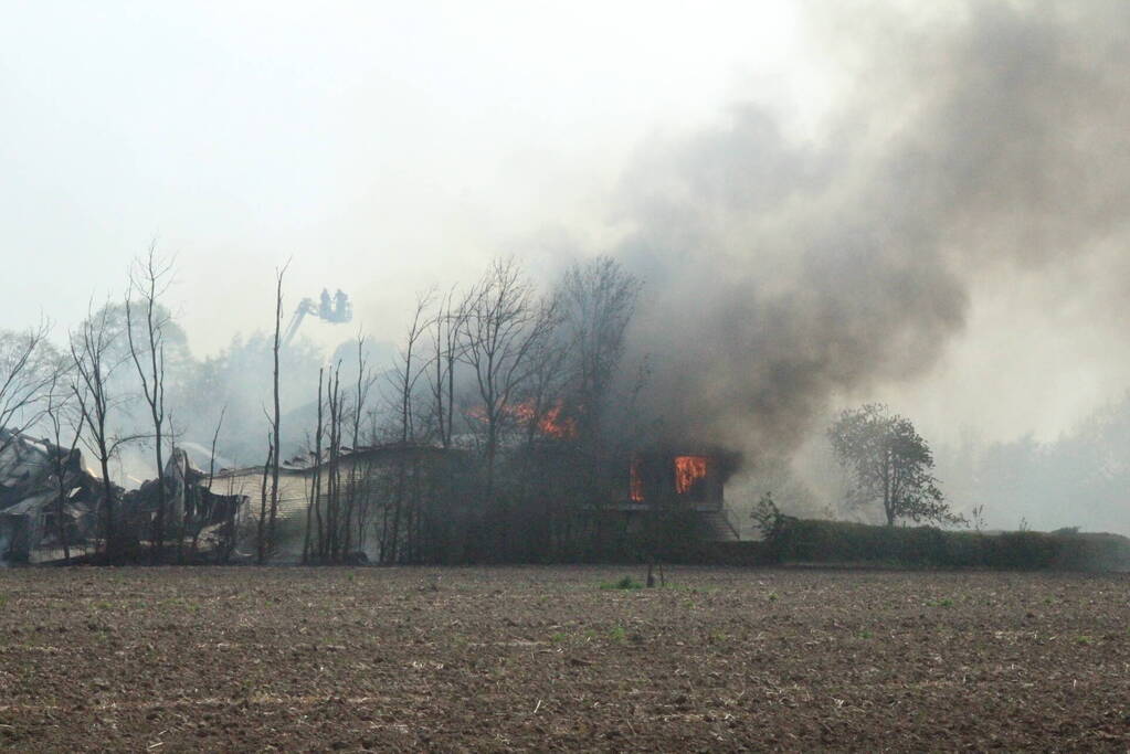 Enorme rookwolken bij brand in opslagloods