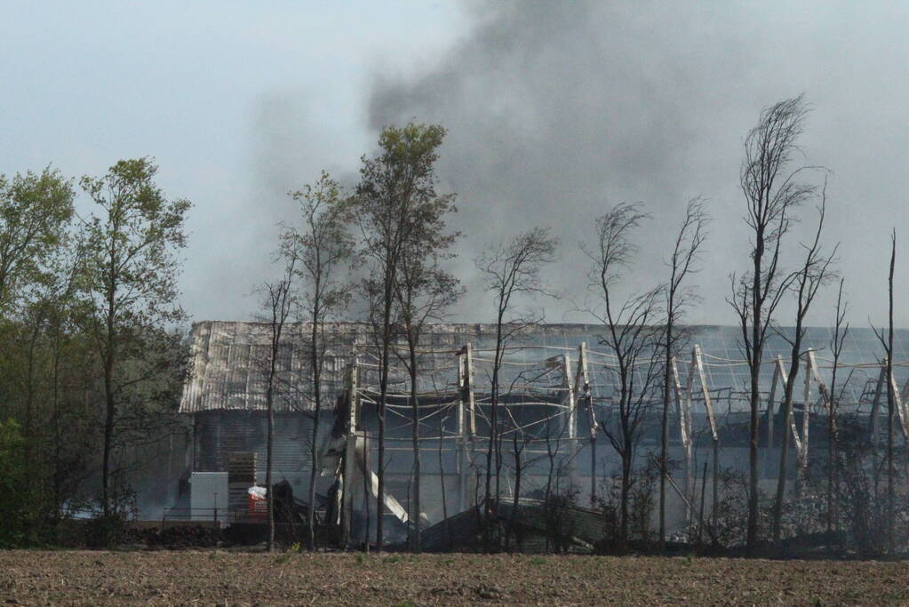 Enorme rookwolken bij brand in opslagloods