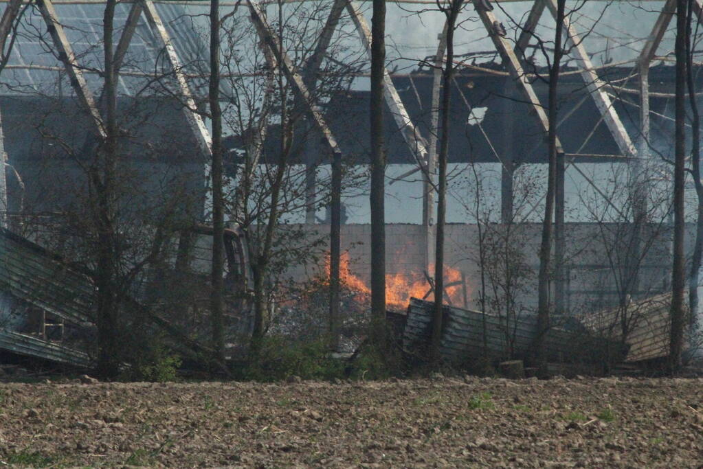 Enorme rookwolken bij brand in opslagloods