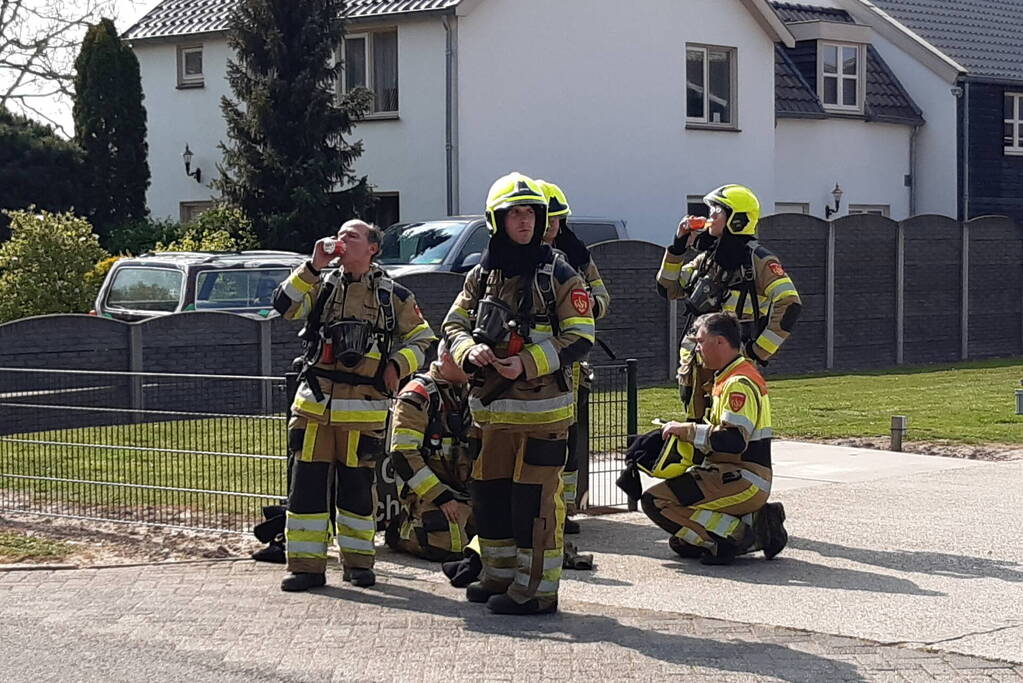 Enorme rookwolken bij brand in opslagloods