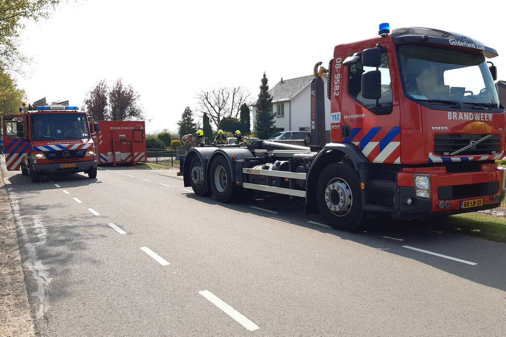 Enorme rookwolken bij brand in opslagloods