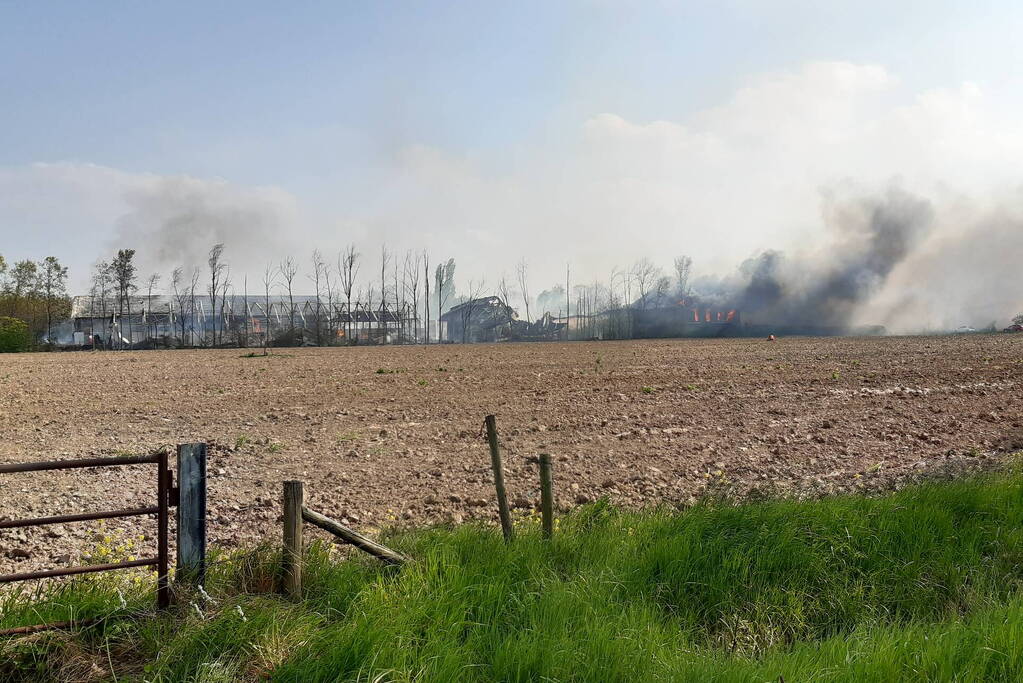 Enorme rookwolken bij brand in opslagloods