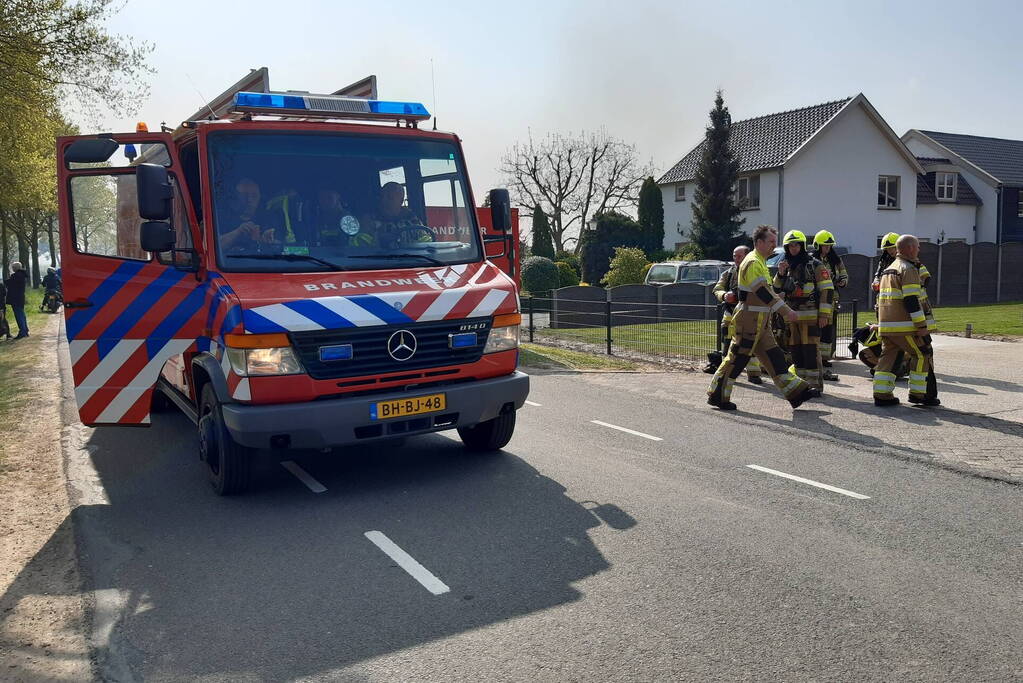 Enorme rookwolken bij brand in opslagloods
