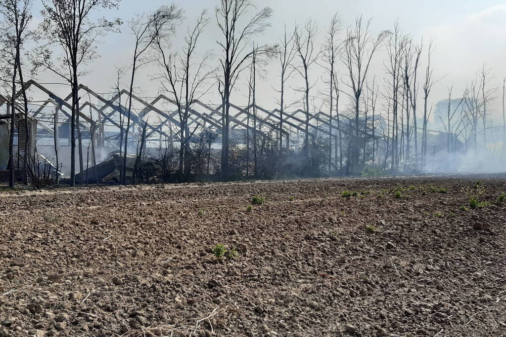 Enorme rookwolken bij brand in opslagloods