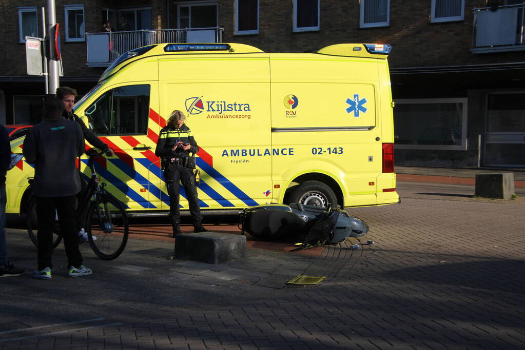 Scooterrijder gewond na ongeval met personenauto