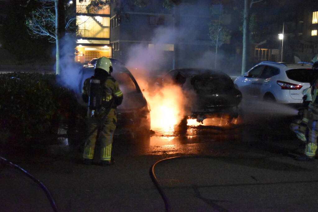 Twee geparkeerde auto's compleet uitgebrand
