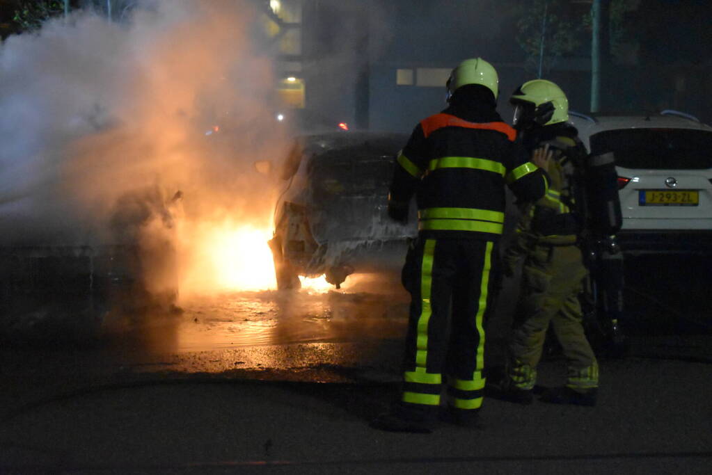 Twee geparkeerde auto's compleet uitgebrand