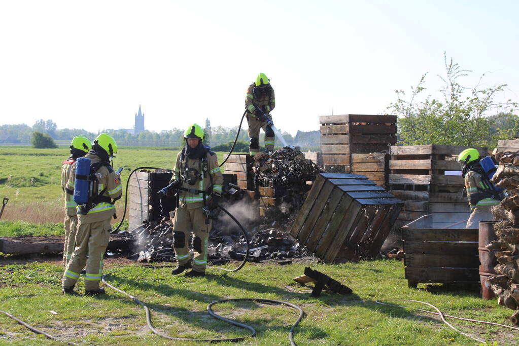Veilingskratten vatten vlam in polder