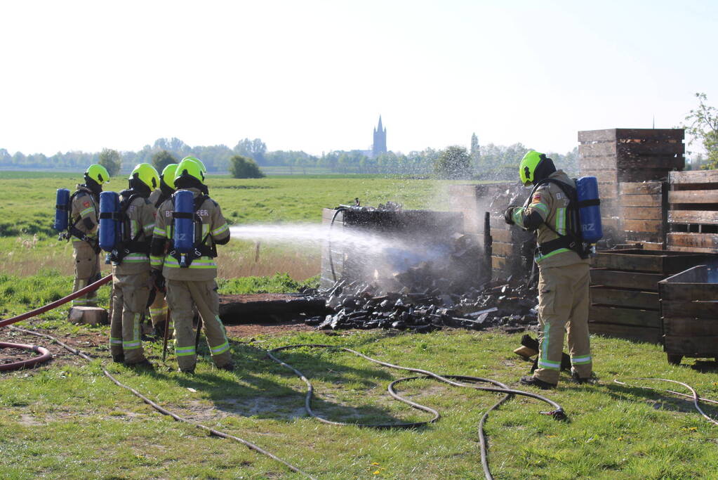 Veilingskratten vatten vlam in polder