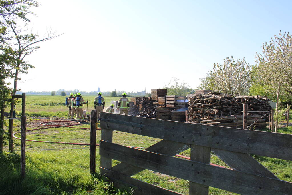 Veilingskratten vatten vlam in polder