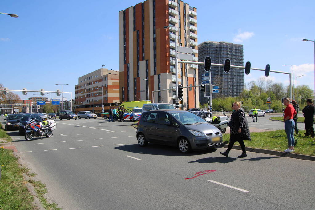 Man op fiets geschept door auto