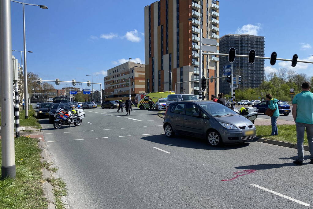 Man op fiets geschept door auto