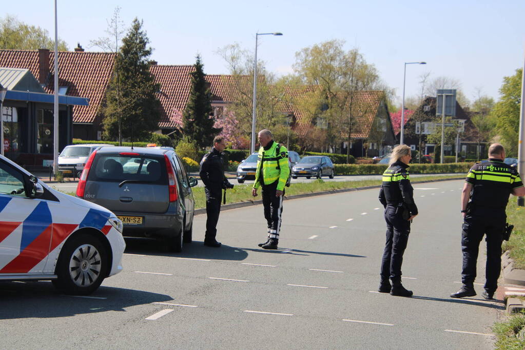 Man op fiets geschept door auto