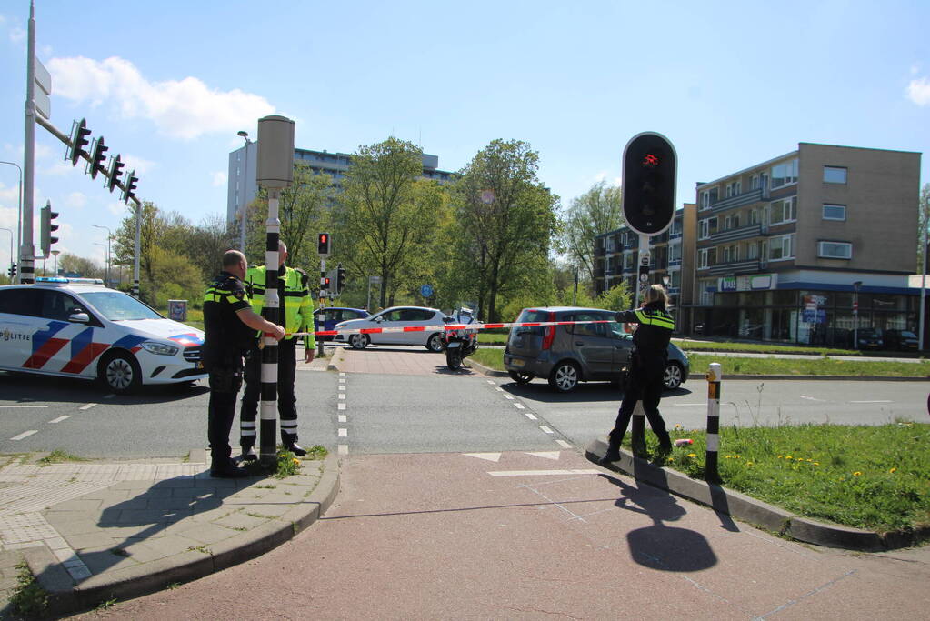 Man op fiets geschept door auto