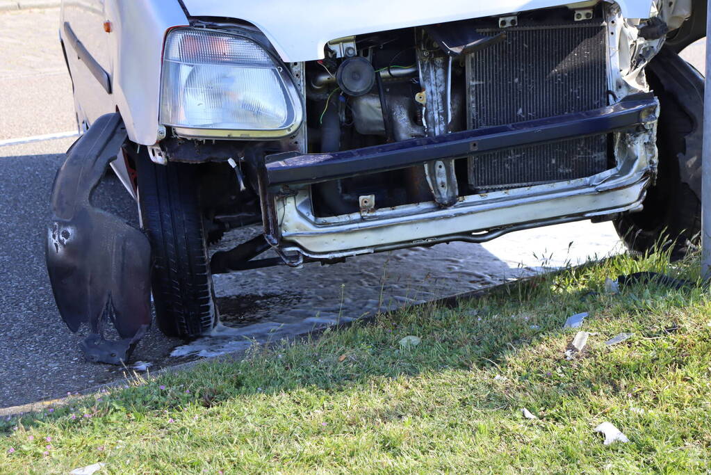 Automobilist eindig tegen lantarenpaal