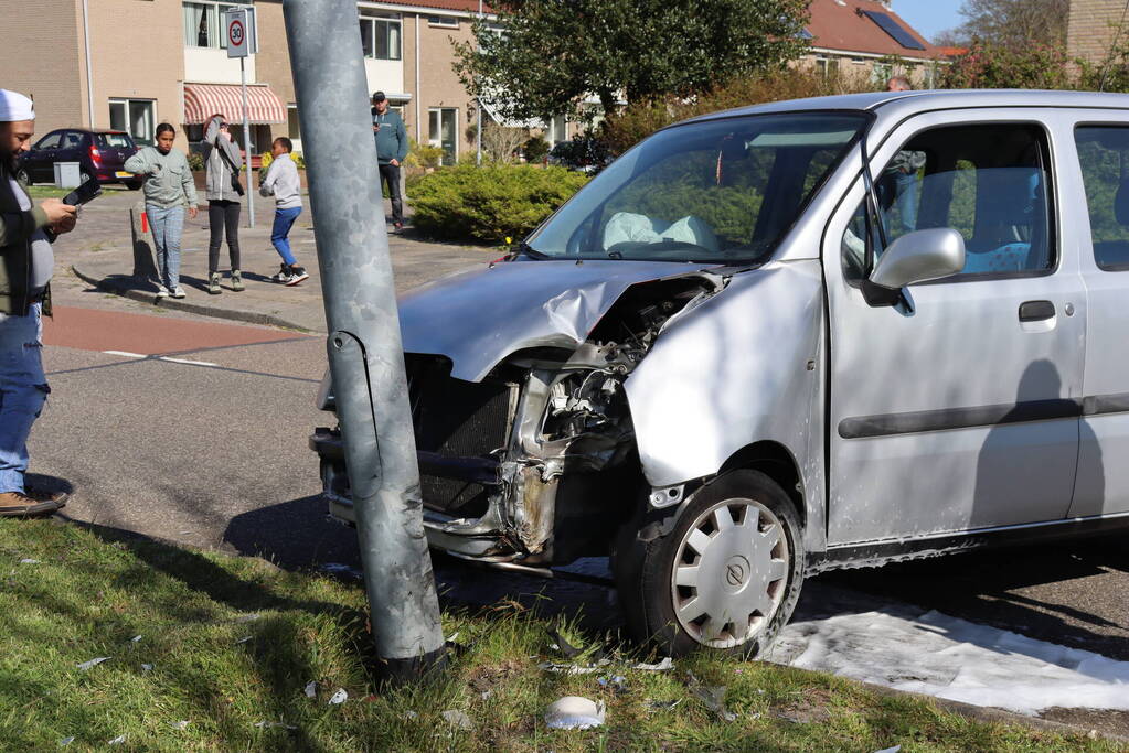 Automobilist eindig tegen lantarenpaal