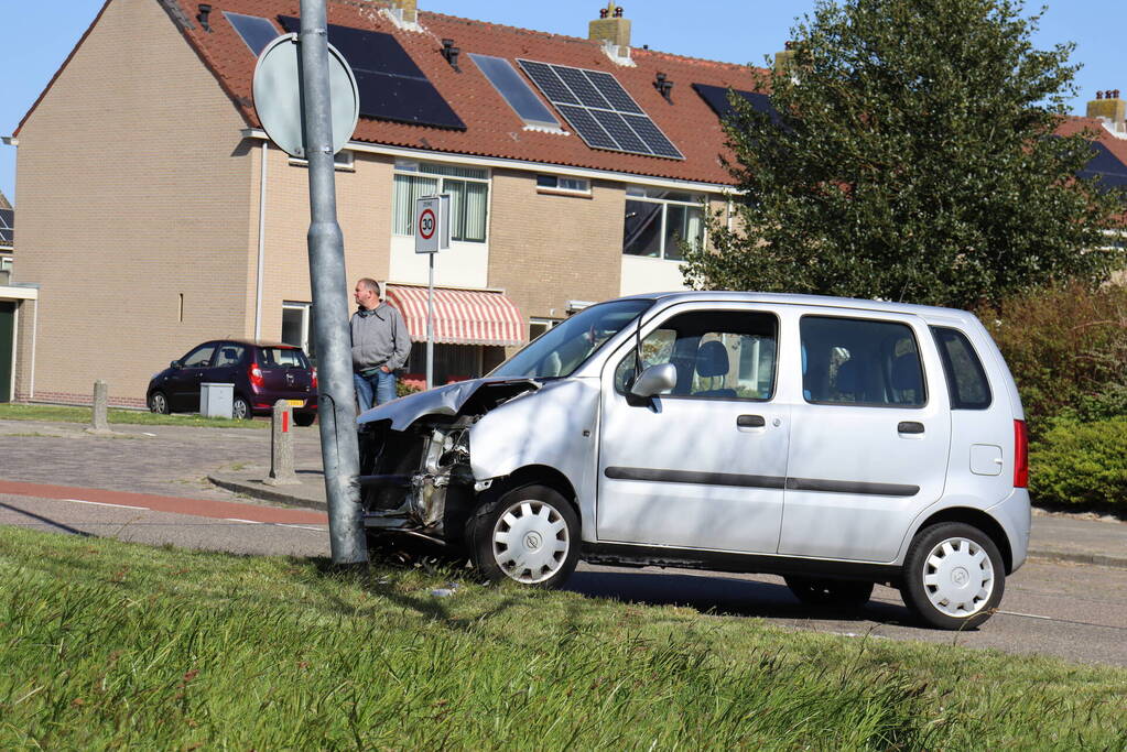 Automobilist eindig tegen lantarenpaal