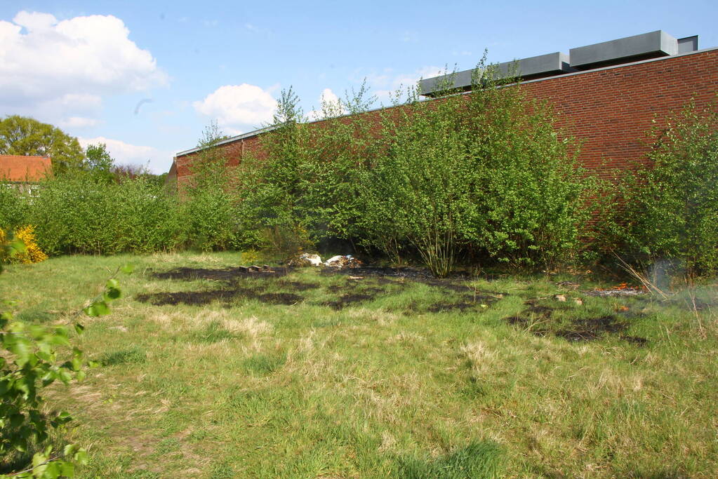 Grasgedeelte vat vlam door mogelijke brandstichting