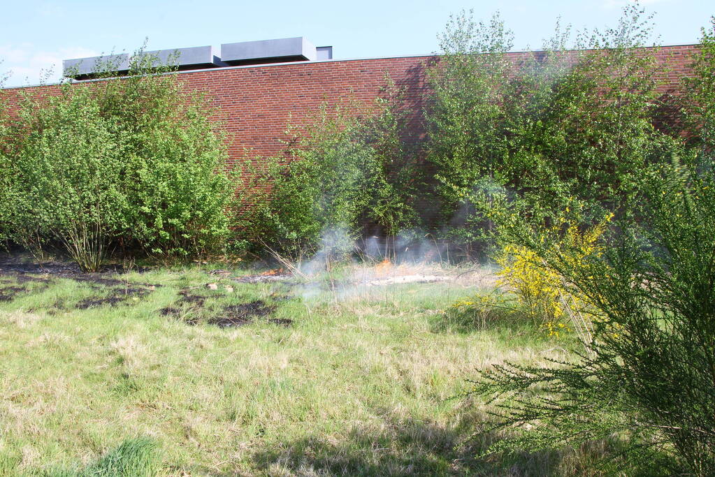 Grasgedeelte vat vlam door mogelijke brandstichting