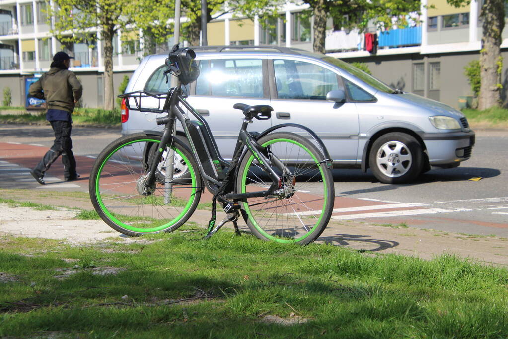 E-biker botst met auto