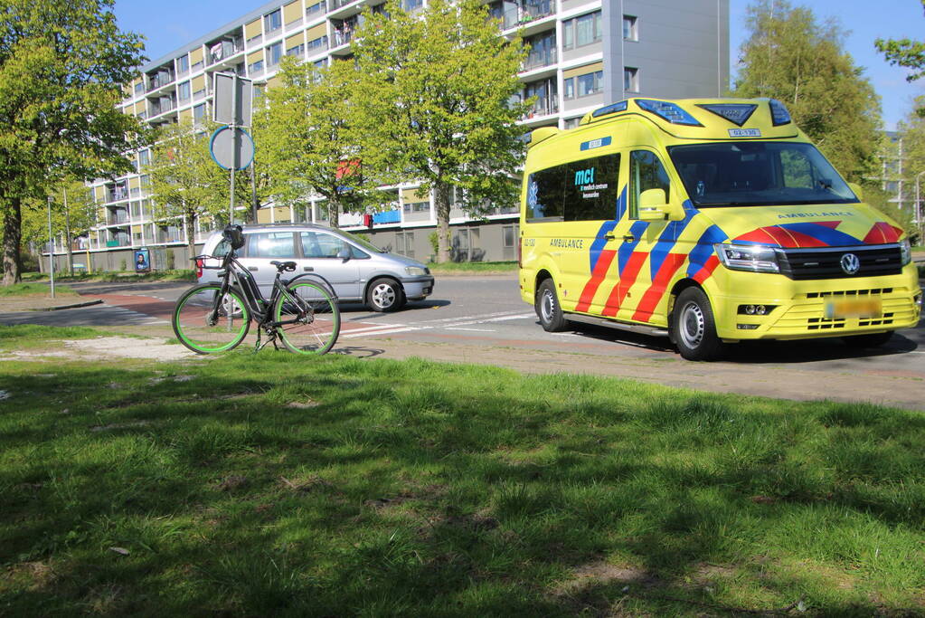 E-biker botst met auto