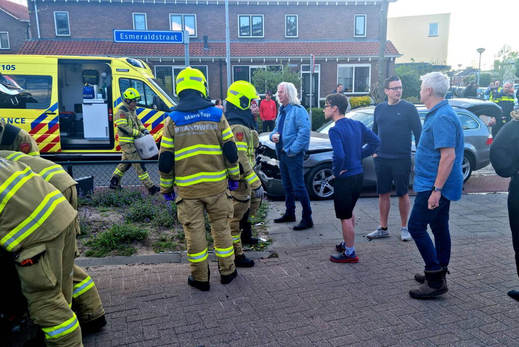 Twee auto's botsen op elkaar