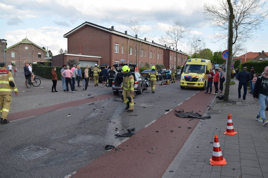 Twee auto's botsen op elkaar