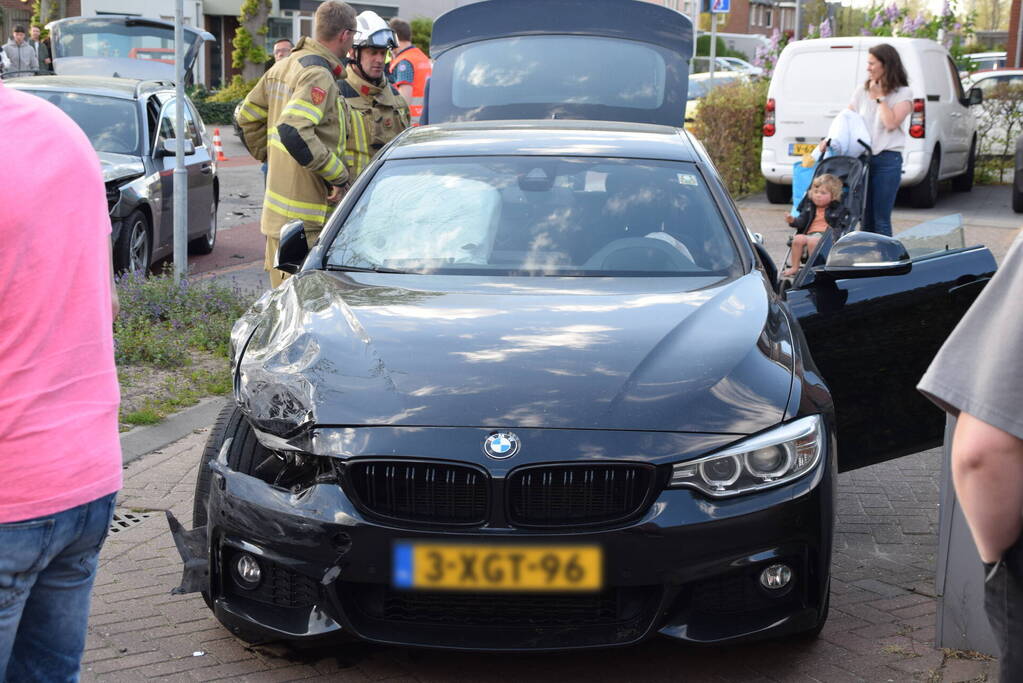 Twee auto's botsen op elkaar