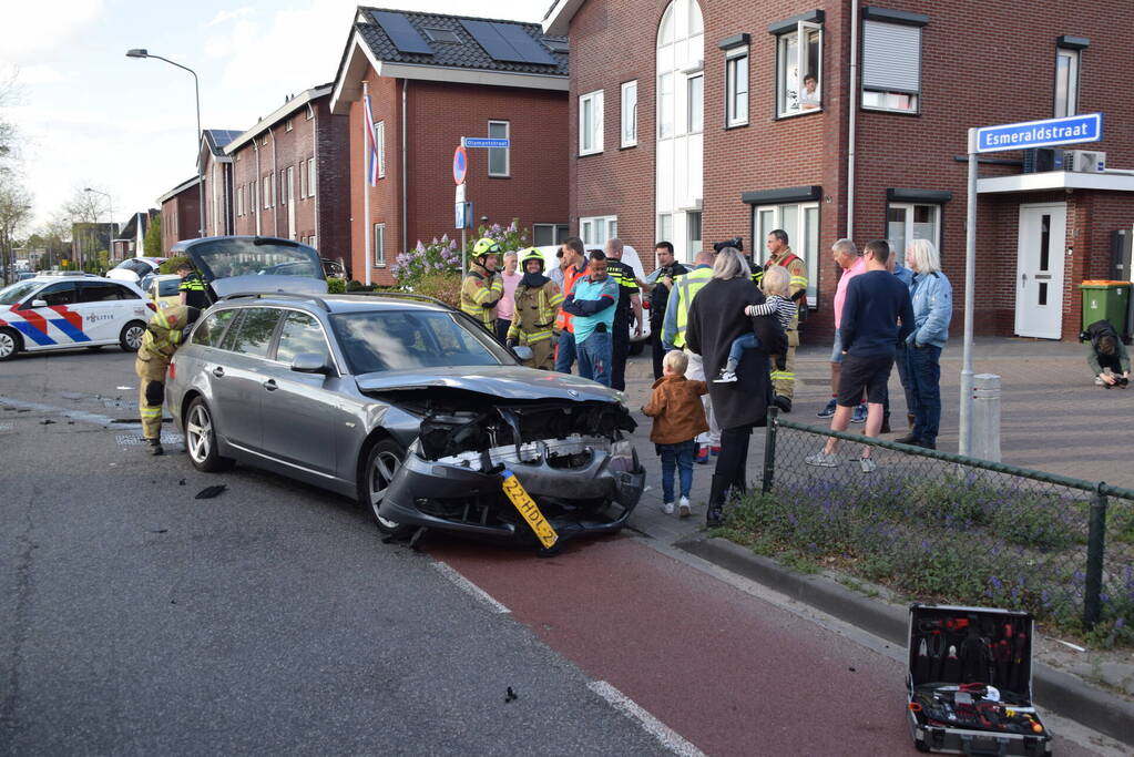 Twee auto's botsen op elkaar