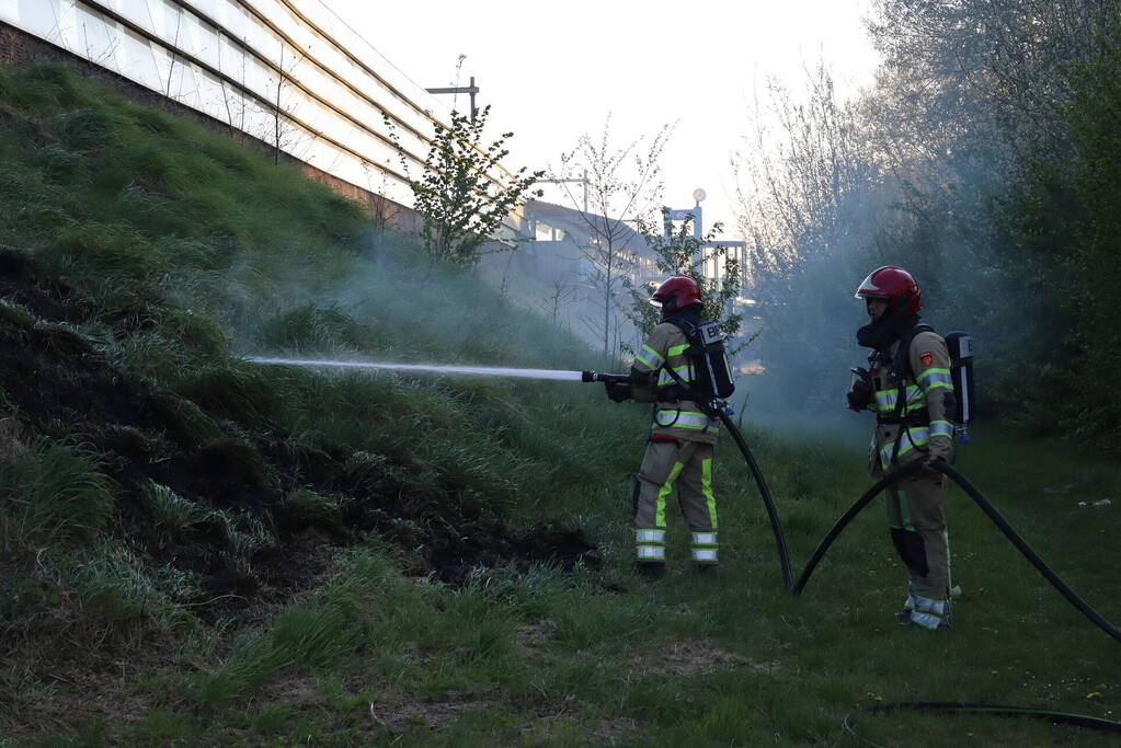 Treinverkeer stilgelegd vanwege brand naast spoor
