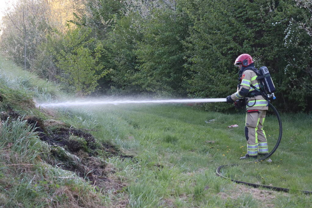 Treinverkeer stilgelegd vanwege brand naast spoor