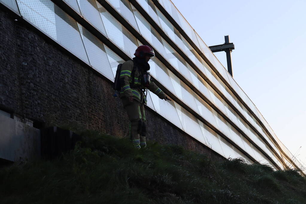 Treinverkeer stilgelegd vanwege brand naast spoor