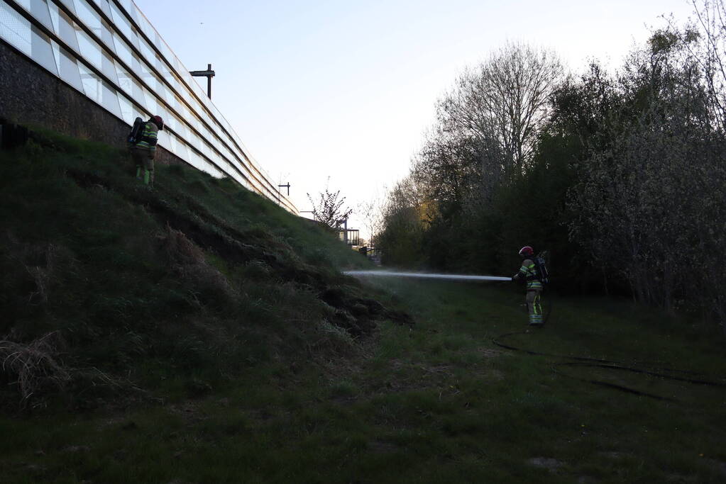 Treinverkeer stilgelegd vanwege brand naast spoor