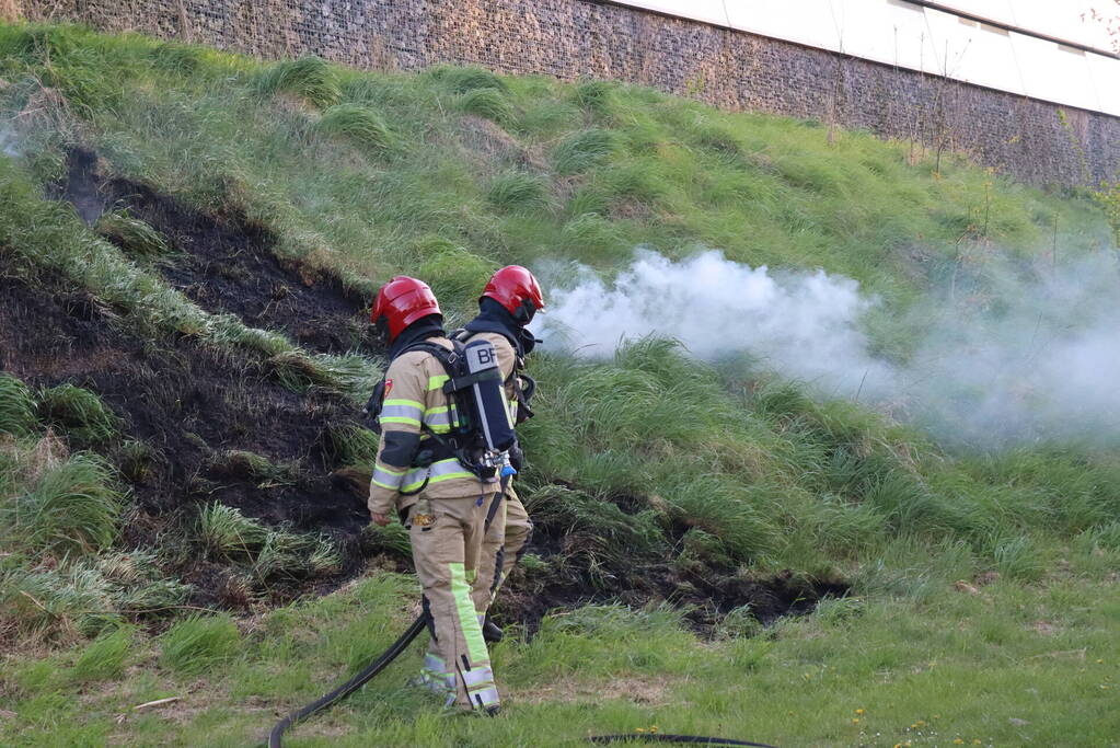 Treinverkeer stilgelegd vanwege brand naast spoor