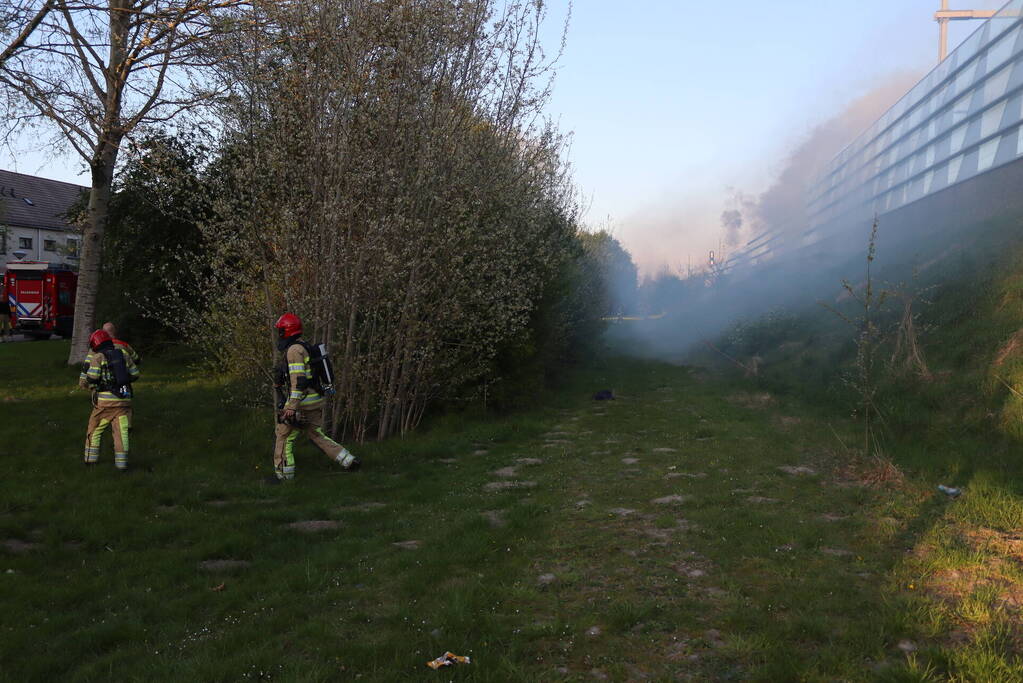 Treinverkeer stilgelegd vanwege brand naast spoor