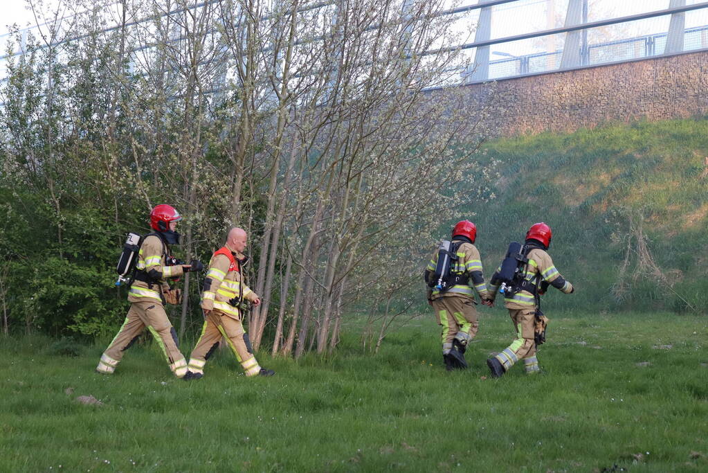 Treinverkeer stilgelegd vanwege brand naast spoor