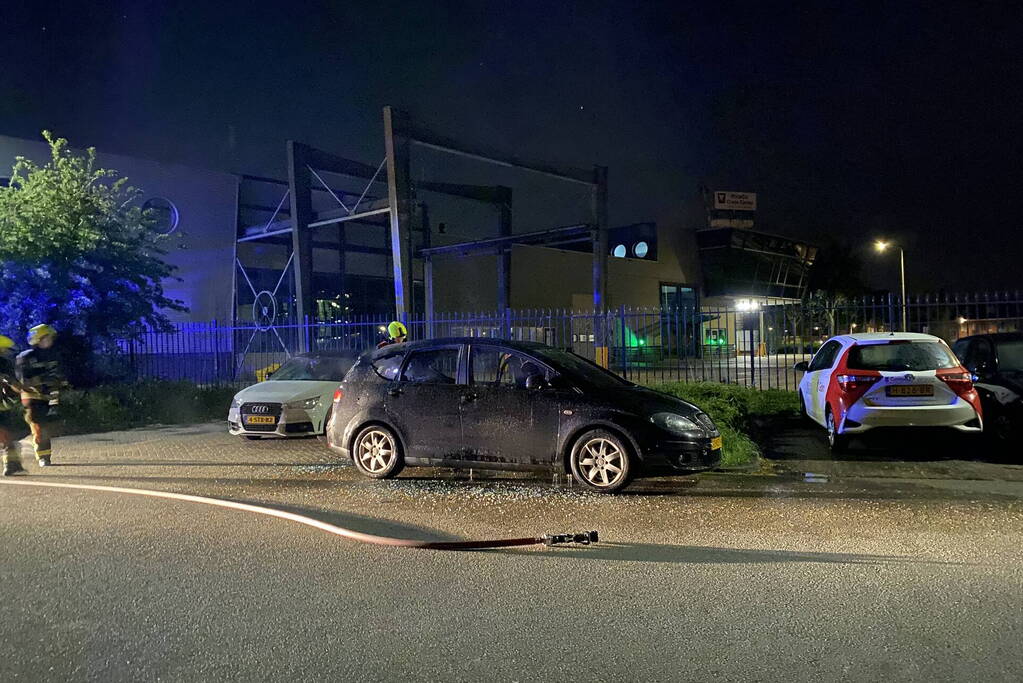 Geparkeerde auto volledig uitgebrand