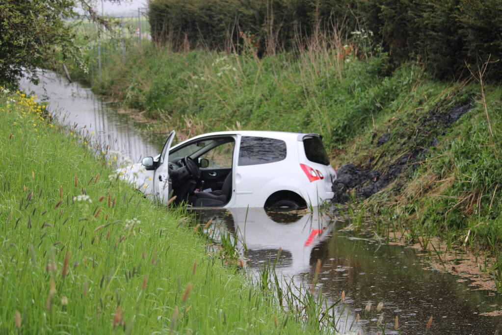 Automobilist raakt van de weg en belandt in sloot