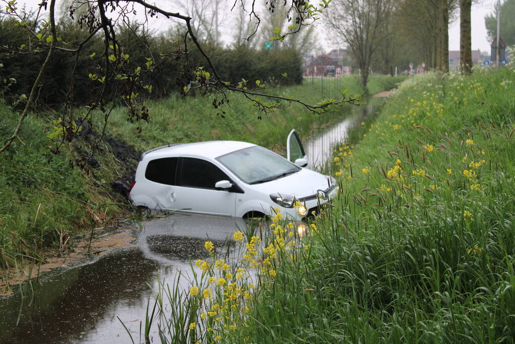 Automobilist raakt van de weg en belandt in sloot