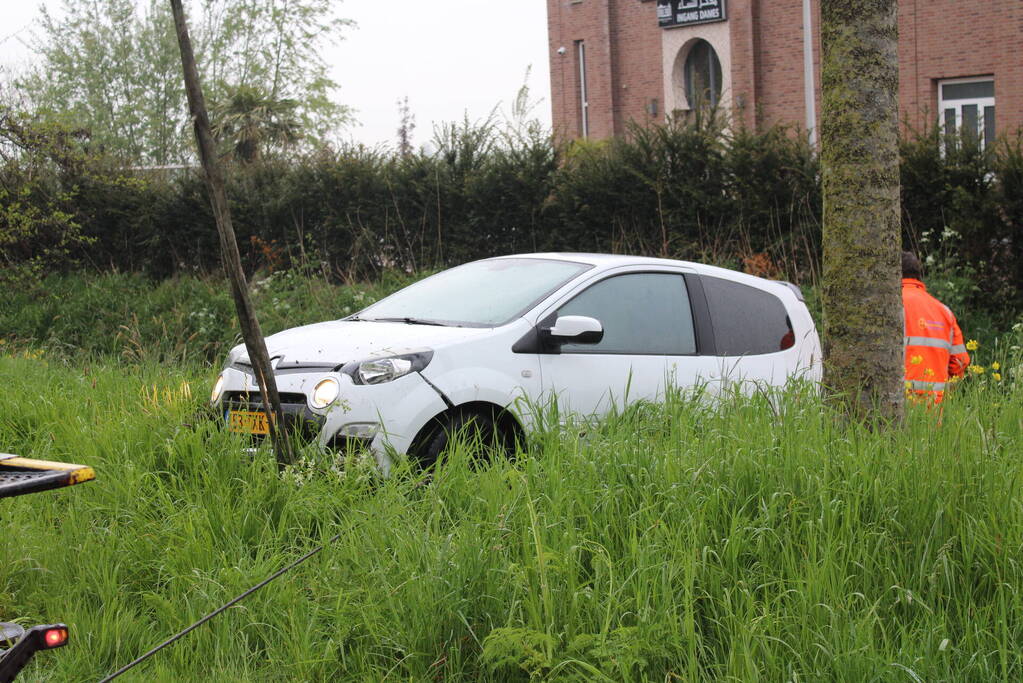 Automobilist raakt van de weg en belandt in sloot
